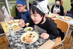 八雲町から無償提供を受けたホタテの貝柱入り中華丼を食べる児童ら