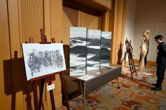 会場に展示された山本さんの写真作品や大池さんの彫刻作品