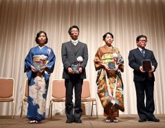 盾を手にする（右から）山本さん、加藤さん、川崎さん、大池さん
