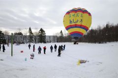 熱気球を楽しむ参加者