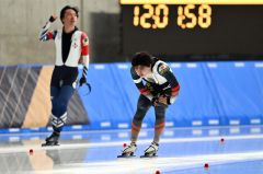 男子１０００メートルで惜しくも２位となった軍司一冴（右）。左後方は、優勝したク・ギョンミン（韓国）＝金野和彦撮影
