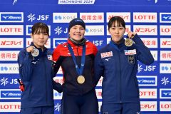 女子３０００メートルで日本勢が活躍。表彰台でメダルを掲げる３位の飯田明音（右）と２位の野明花菜（左）＝金野和彦撮影