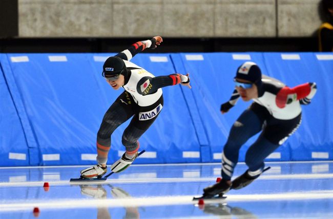 軍司攻めの滑りで男子１０００Ｍ銀、飯田女子３０００Ｍ銅　世界ジュニアスケート選手権第２日