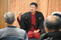 西帯広交番・岡﨑傑さん　詐欺防止の秘策は防犯落語　手口をユーモア交え分かりやすく