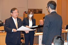 徳井会長（左）から表彰状を受け取る受賞者