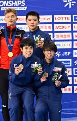 男子団体追い抜きで銅メダルを獲得し、表彰台で笑顔を見せる日本チーム。（前列右から）村下巧、渕上結太。後列右は新海大輝（金野和彦撮影）