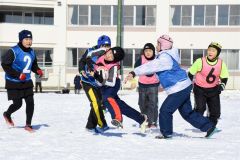 ８０人が元気いっぱいにプレー、雪中ラグビー大会