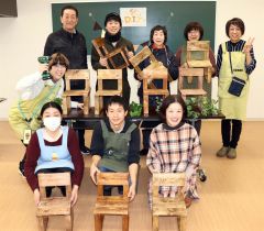 完成した椅子を手に持った参加者ら。後列左端は秋島社長