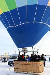 巨大熱気球に乗る準備をする台湾からの観光客