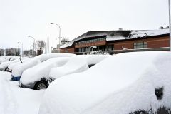 駐車場の車に降り積もった雪（１６日午前７時半ごろ、とかち帯広空港で。須貝拓也撮影）