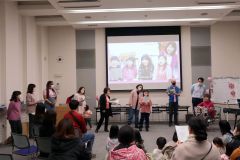 「ピンクのシャツであふれたら」を歌うメンバーら（右から４人目が鈴木さん、同６人目が清光代表）