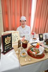 最優秀賞に輝いた日本料理「桜梅桃李」を前に笑顔を見せる豊蔵さん