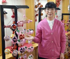 芽室町図書館　つるし飾り展示始まる