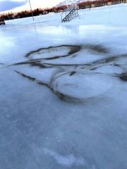 スケートリンクにまかれた砂（１月２９日、士幌町提供）