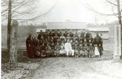 公立幸震第一尋常小学校（１９１７～２４年）の退職する先生と全校児童による写真（同校提供）