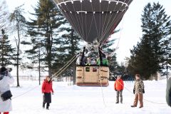 １２０周年を記念して行われた熱気球の搭乗体験会。空から愛国の町を眺めた（２月４日）
