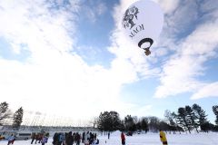 １２０周年を記念して行われた熱気球の搭乗体験会。空から愛国の町を眺めた（２月４日）