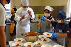 シェフから学びながら料理に挑戦する児童（２０２２年９月）