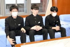 全国大会出場を報告した（左から）加藤さん、菅野さん、天内さん