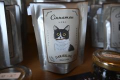 販売している紅茶のパッケージには猫のオリジナルイラストがプリントされている２