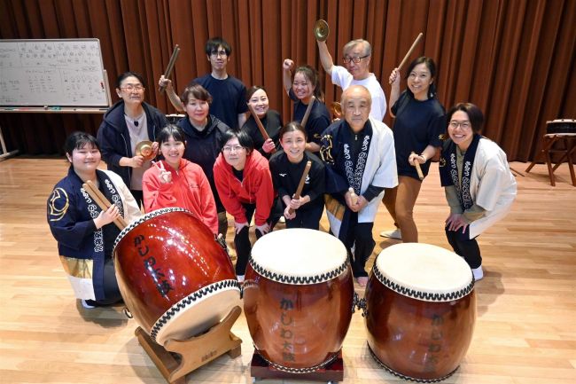 さらべつかしわ太鼓保存会が７年ぶりに東松島へ　１６人で４曲披露