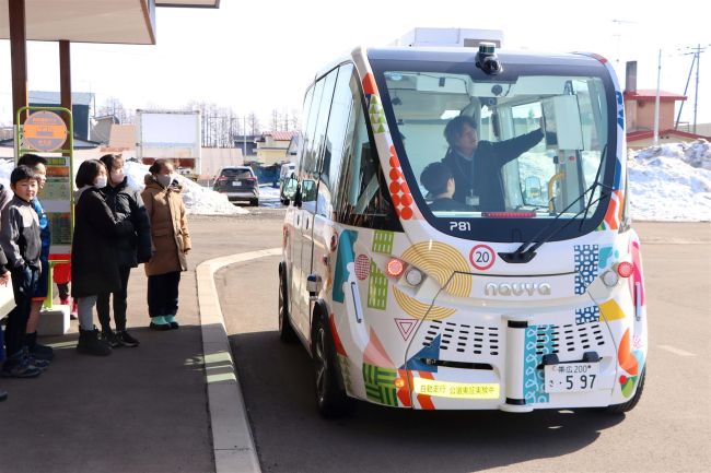 近未来の技術肌で実感、上士幌小児童が自動運転バス乗車