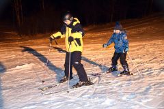 ３グループに分かれてスキーを楽しむ参加者たち