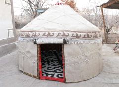 キルギスの移動式組み立て住居「ユルタ」。全て手作りで羊毛フェルトをしようしている。（現地で撮影）