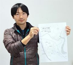 完成した黒石平の地図を手に持つ上村事務局長