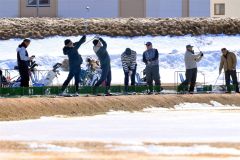 雪解けが進む中、爽快にボールを飛ばすゴルファー（２３日午前１０時４０分ごろ、札内川ゴルフ練習場で。金野和彦撮影）