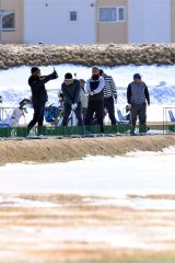 雪解けが進む練習場で、爽快にボールを飛ばすゴルファー（２３日午前１０時４０分ごろ、札内川ゴルフ練習場で。金野和彦撮影）