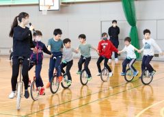 一輪車の発表会に向けＫＢＣが指導　上札内小学校