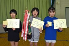 ５年以下女子入賞者。（左から）赤坂玲南、木村妃伽、齋藤茉子