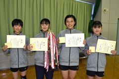 ６年以下女子入賞者。（左から）伊藤里彩、林華乃葉、貝谷怜莉、松岡希枝