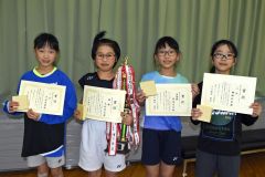 ４年以下女子入賞者。（左から）中村茉暖、木村羽花、結城夏美、纐纈彩夏