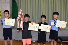４年以下男子入賞者。（左から）杉山颯亮、竹内健人、加藤裕樹、松本優大