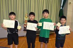 ３年以下男子入賞者。（左から）柴田莉生、池田恭一、中野朝陽、松浦隼大