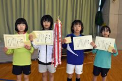 ３年以下女子入賞者。（左から）馬渕柚希、愛澤胡都、大坂羽未、猪股杏梨