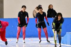 女子１０００メートルで優勝した山田怜歩（左、帯三条）と、同走で２位の奥秋静子（右、同）＝金野和彦撮影