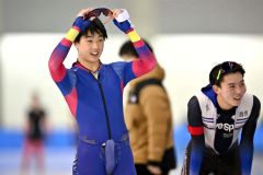 男子３０００メートルで優勝を飾った小坂陽汰（左、池田）。レース後、サングラスを外し、笑顔でクールダウン（金野和彦撮影）