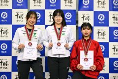 女子マススタートの表彰で賞状を手に笑顔を見せる（左から）２位の平林美優、優勝の橋本姫桜、３位の仲野六花（金野和彦撮影）