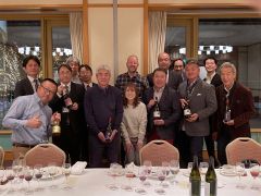 ２５日には市内の北海道ホテルで４ワイナリーの代表らとマサイアソン氏が料理とワインを囲み意見交換した