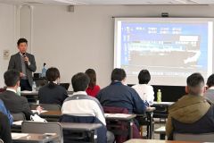 災害時の外国人対応について語る小田島氏