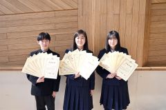 検定試験９冠を達成した（左から）嶋中さん、林さん、渡邉さん