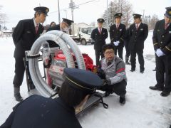 北海道モリタの担当者から消防ポンプの説明を受ける団員たち