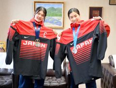 日本代表のユニフォームを広げて笑顔の（左から）寺内さん、伊東さん