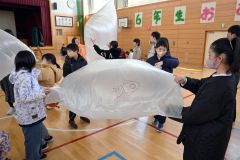 手作り熱気球に歓声　大樹小でＪＡＸＡが特別授業 5