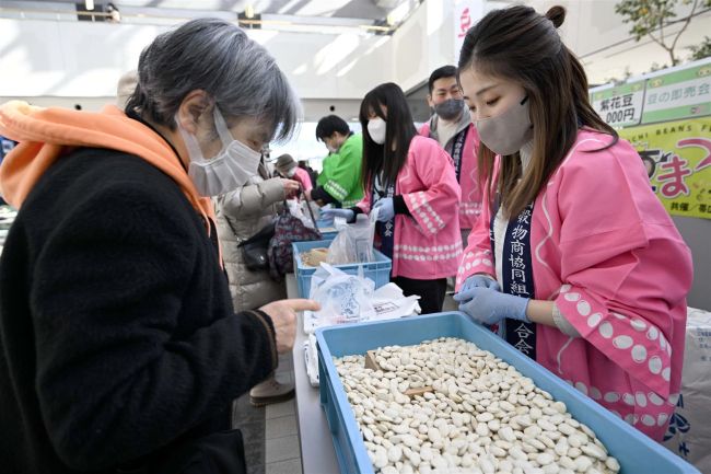即売に列　「豆まつり」５年ぶり通常開催　日本一の生産地ＰＲ