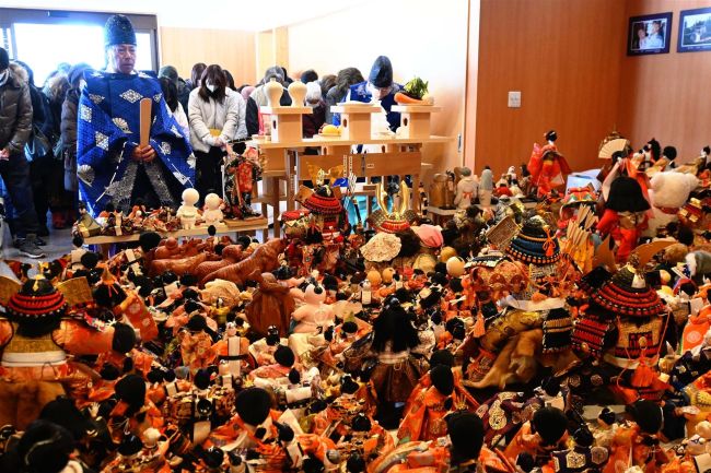 「ぬいぐるみさん、今までありがとう」　音更神社でお人形感謝祭　１万体を供養