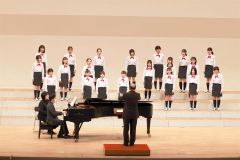 練習の成果を披露する豊成小合唱部。ホールに響く子どもたちの歌声は会場を魅了した